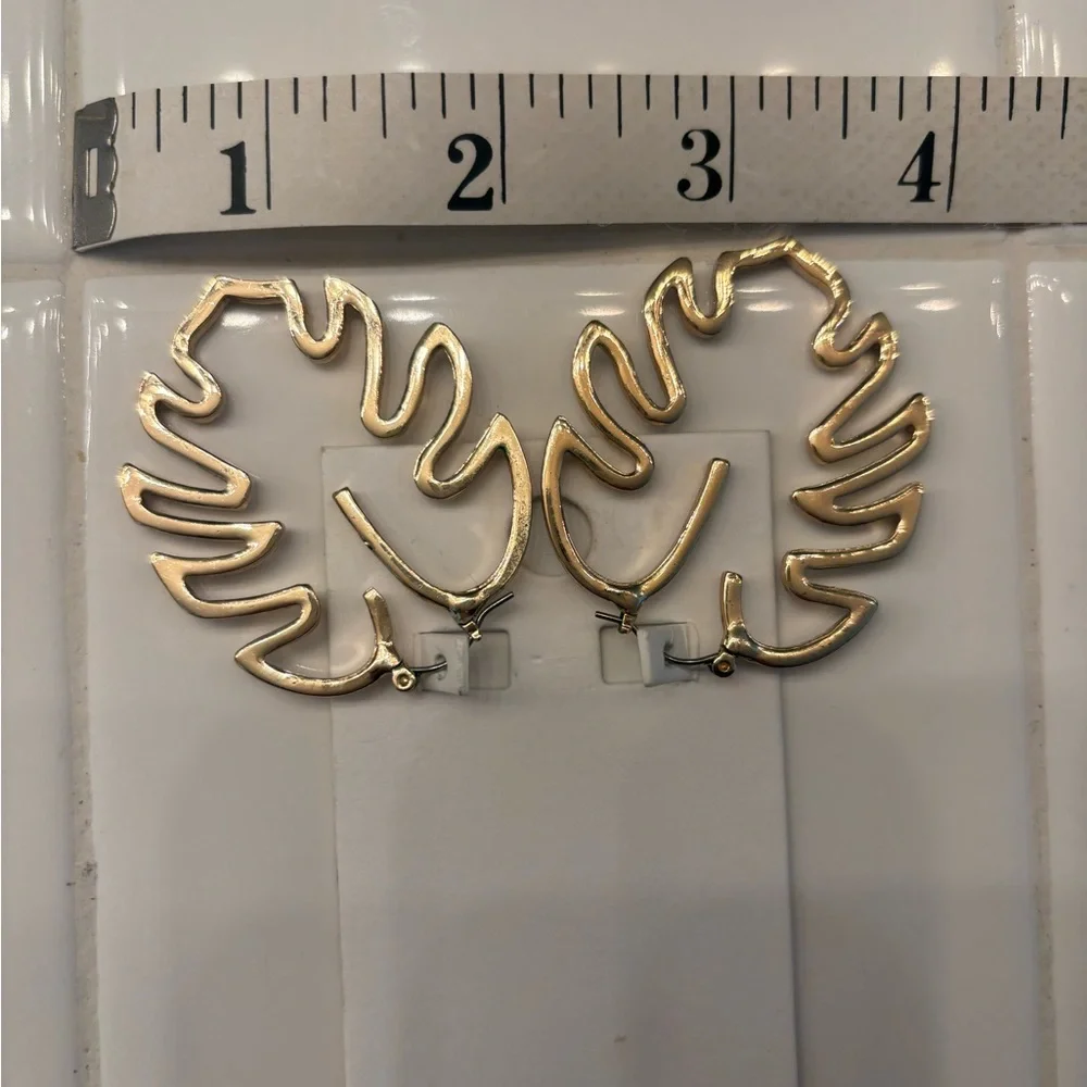 NWT-Express Gold Statement Leaf Earrings - Picture 4 of 7